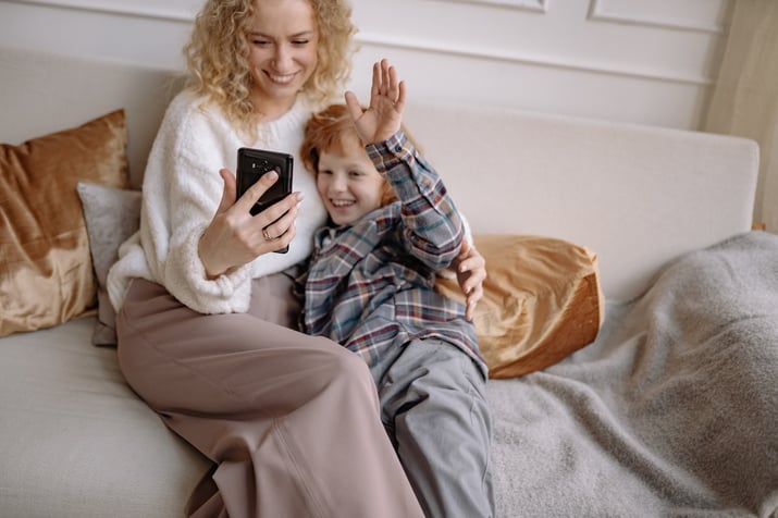 623b06e8353b4568fe201c53_woman_phone